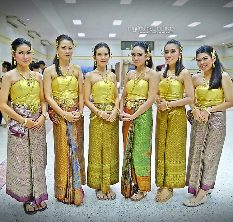 ชุดไทยเดินขบวนกีฬาสี