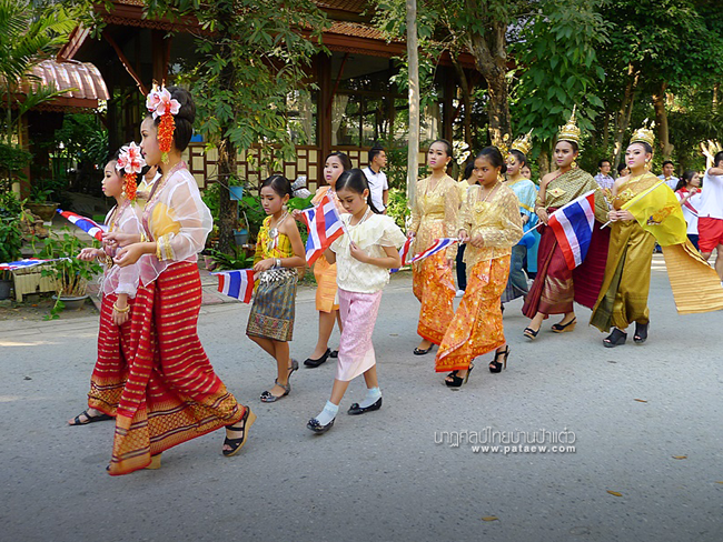 Thai_dress_parade_1