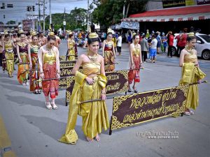 ชุดไทยถือป้าย